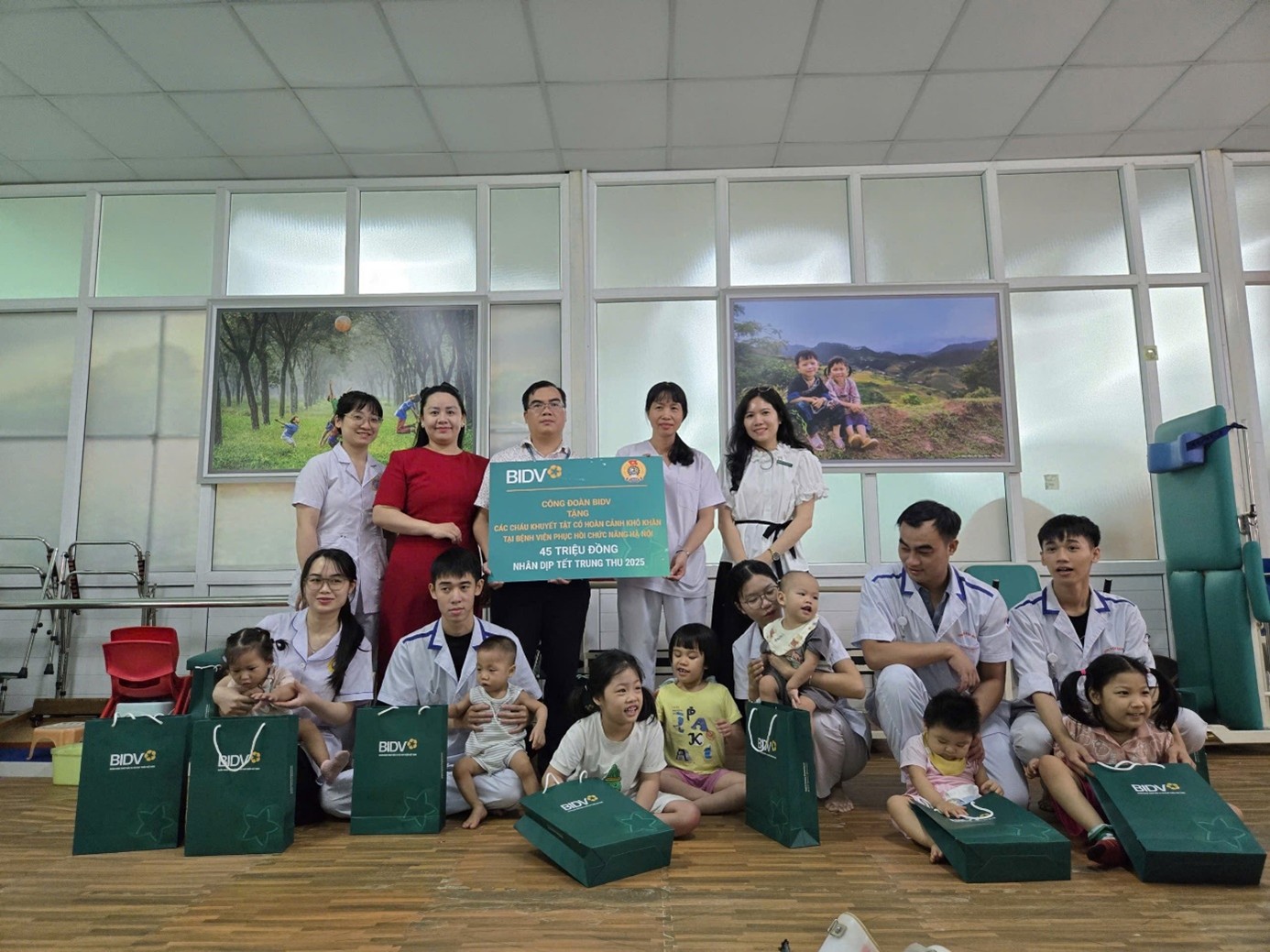 Trung thu yêu thương cho 90 em nhỏ khuyết tật  tại Bệnh viện Phục hồi chức năng Hà Nội